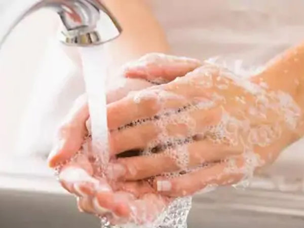 चेहरे धोने से पहले हाथों को धोएं