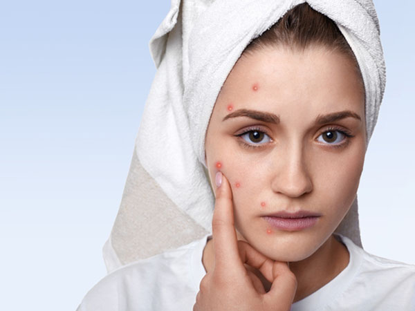 बार बार चेहरा छूना