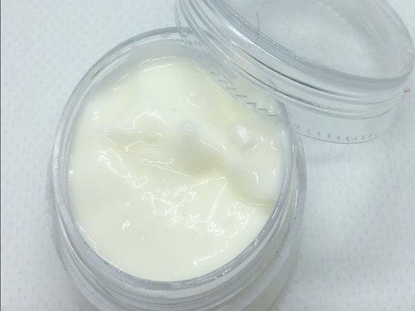 क्रीम या ऑयल लगाएं