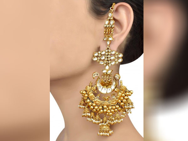 लगातार फंक्शन में झुमके पहनने से बचें
