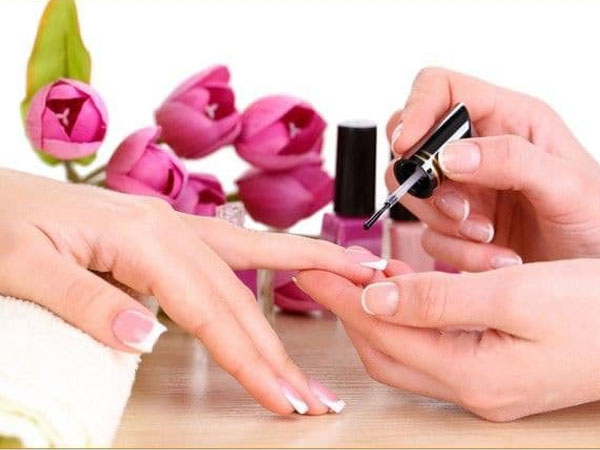 नेल पेंट लगाने से पहले नाखून को करें क्लीन