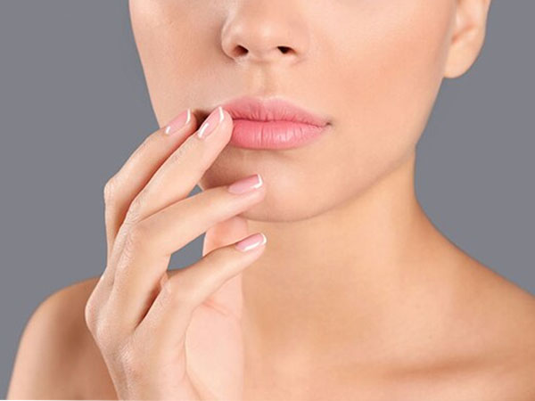 होठों के डेड स्किन सेल्स को हटाने के लिए ग्लीसरीन का करें इस्तेमाल