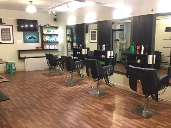 पार्लर में सेनेटाइजर का इस्तेमाल