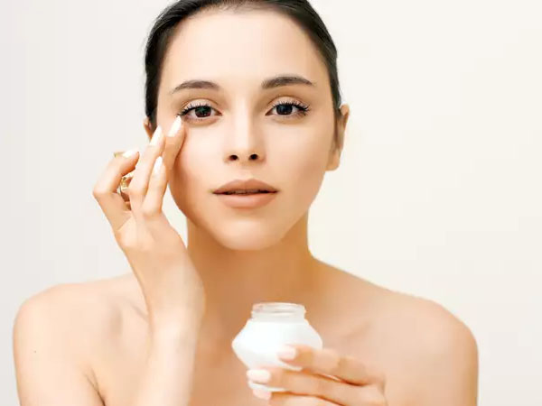 त्वचा पर एंटी- पॉल्यूशन सीरम लगाएं और मॉइस्चराइज़र लगाएं।