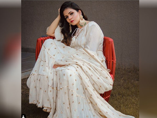 दिवाली पर पहने व्हाइट शरारा सूट