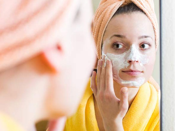 10 मिनट से ज्यादा चेहरे पर ब्लीच ना लगाएं 10 मिनट से ज्यादा चेहरे पर ब्लीच ना लगाएं