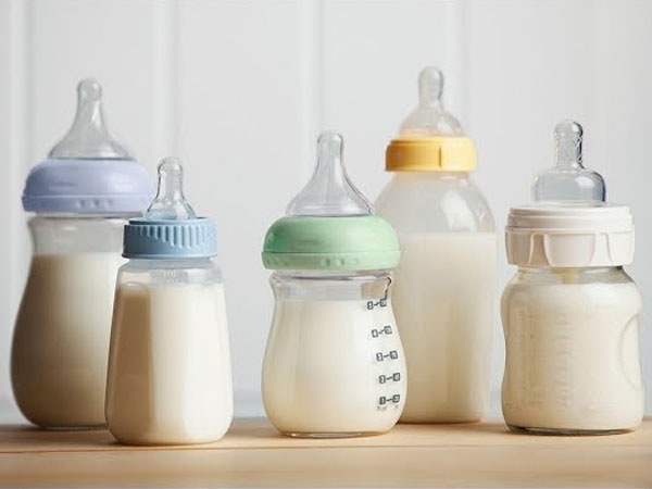 ब्लीच की मदद से बोतल को करें साफ