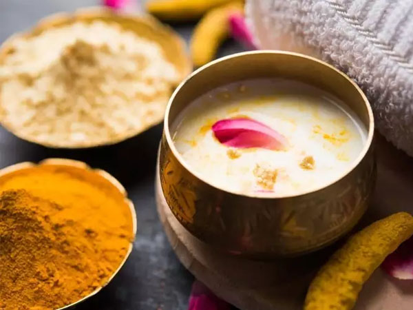 हल्दी और बेसन स्क्रब