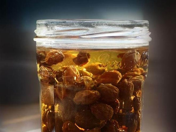 घने बालों के लिए किशमिश का पानी