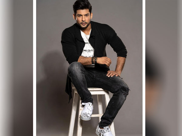 ब्लैक श्रग और व्हाइट टीशर्ट