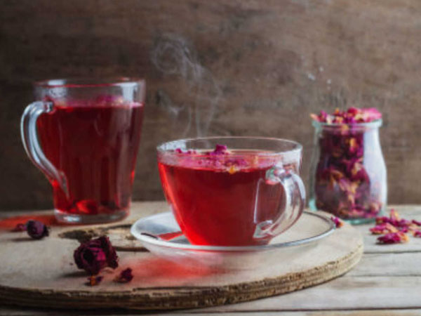 ग्लोइंग स्किन के लिए इस्तेमाल करें रोज टी