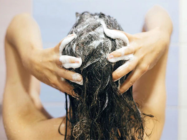 वॉल्यूमिनाइज़िंग शैम्पू का करें इस्तेमाल