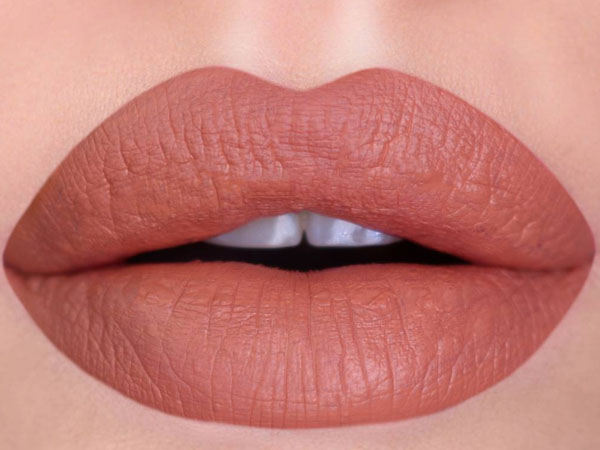 क्रीमी मैट लिपस्टिक का इस्तेमाल करें