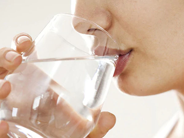 एक गिलास पानी से करें दिन की शुरुआत