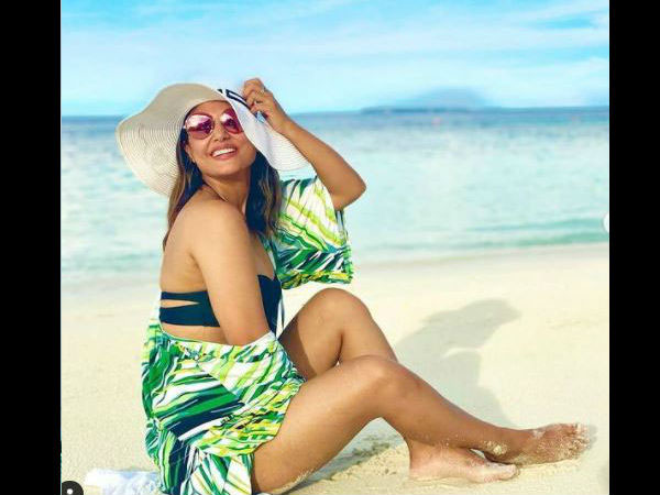 हिना खान बिकिनी विद श्रग