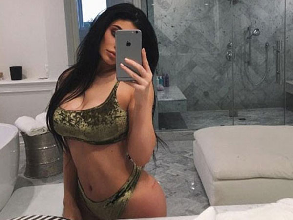 वैलवेट बिकिनी में काइली जेनर