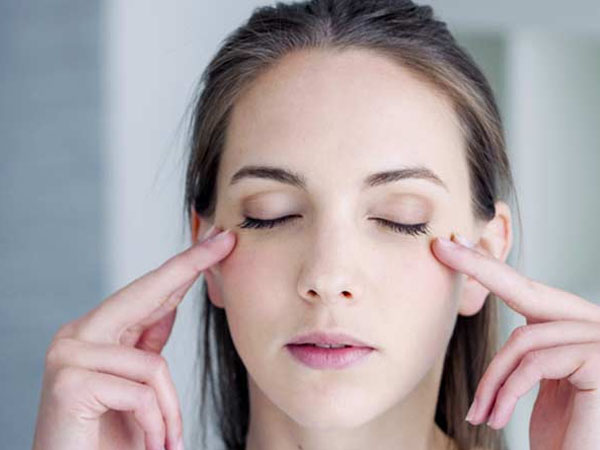 आंखों की मालिश