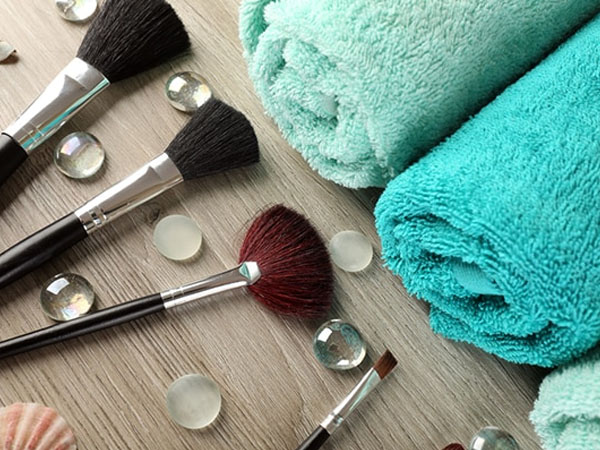 मेकअप ब्रश को करें साफ 