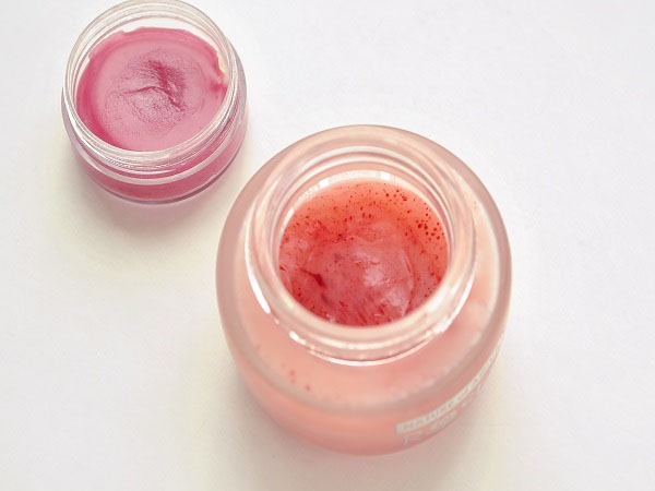 फ्लेवर लिप बाम और लिपस्टिक से फटे होठ सही होते है। 