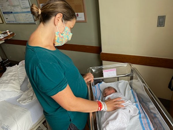 कोरोना संदिग्ध या संक्रमित माँ का स्तनपान करवाना