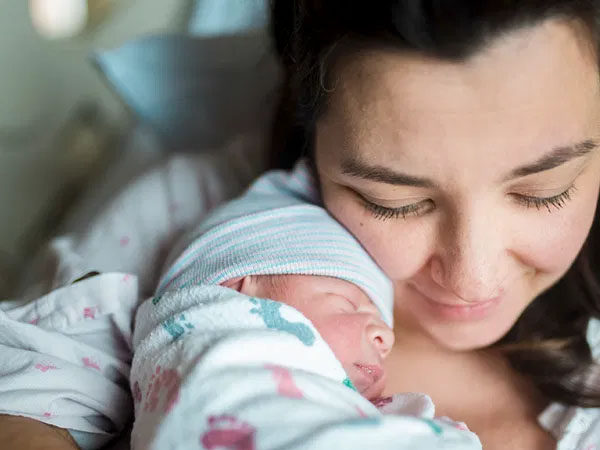 माँ के साथ नवजात शिशु का “रूमिंग-इन“