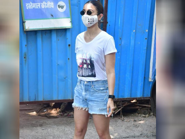 Alia Bhatt And Deepika Padukone In Classic Casual Combo Look