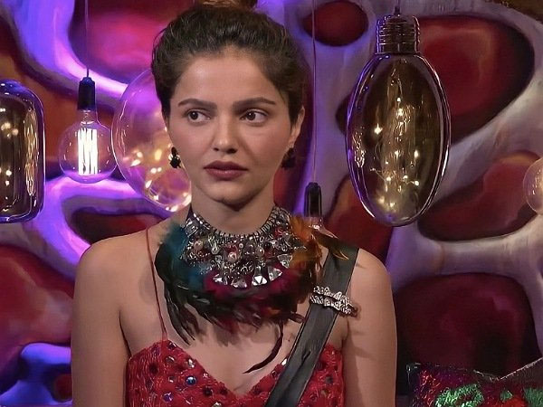 फेदर चोकर में रूबीना दिलैक फेदर चोकर में रूबीना दिलैक