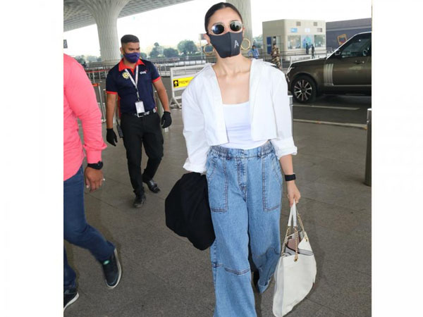 Alia Bhatt Looks Beautiful In Flared Jeans Alia Bhatt Looks Beautiful In Flared Jeans