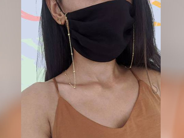 ब्लैक मास्क विद गोल्डन चैन