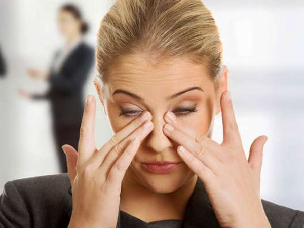 आंख मसलने की आदत