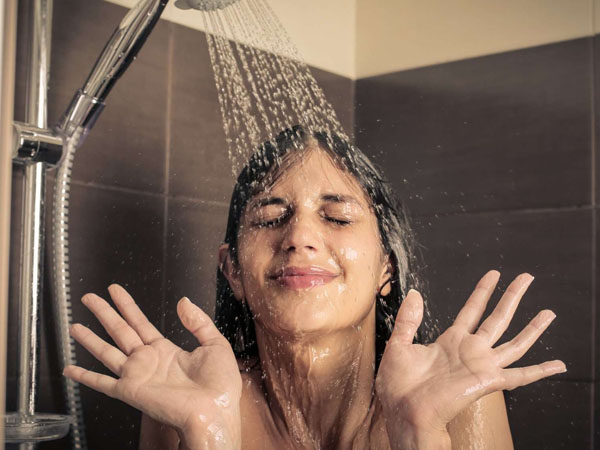 नहाते समय शॉवर जेल का करें इस्तेमाल
