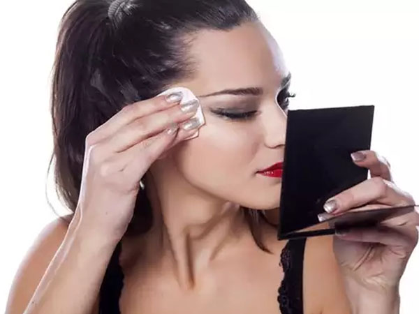 कॉन्टैक्ट लेंस हटाने के बाद करें मेकअप रिमूव