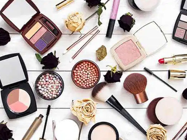 सॉलिड मेकअप प्रोडक्ट का करें इस्तेमाल