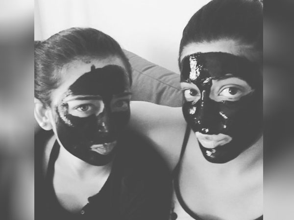 चारकोल फेस मास्क का करती हैं इस्तेमाल