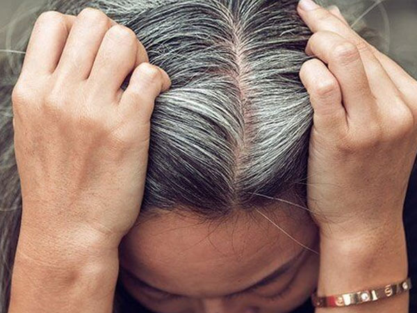 बालों के नेचुरल कलर में आता है फर्क