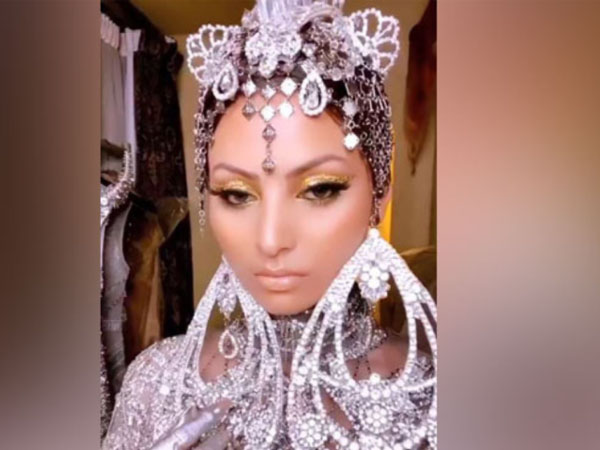 उवर्शी रौतेला 24 कैरेट असली सोने का आई शैडो