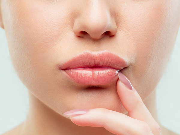 हल्दी और तिल के तेल का लिप मास्क