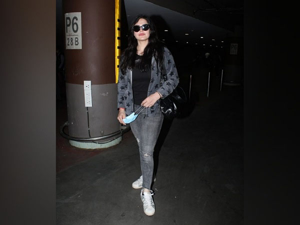 Zareen Khan And Amyra Dastur Both Look Stylish In Airport Look Zareen Khan And Amyra Dastur Both Look Stylish In Airport Look