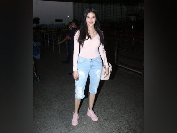 Zareen Khan And Amyra Dastur Both Look Stylish In Airport Look Zareen Khan And Amyra Dastur Both Look Stylish In Airport Look