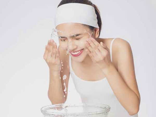 जवां स्किन के लिए इस्तेमाल करें ठंडा पानी