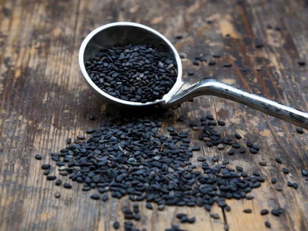 मुलायम बालों के लिए इस्तेमाल करें तिल का हेयर मास्क