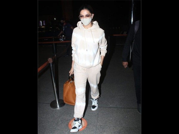 Deepika Padukone Neha Dhupia And Pranitha Subhash Looks Stylish At Airport
