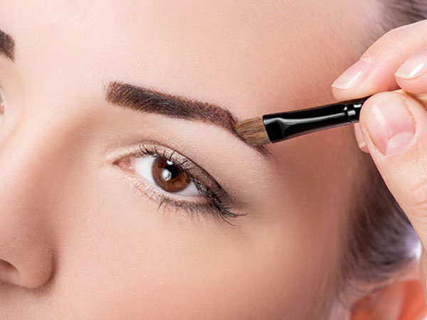 मोटी आईब्रोज के लिए इस्तेमाल करें आईब्रोज पाउडर