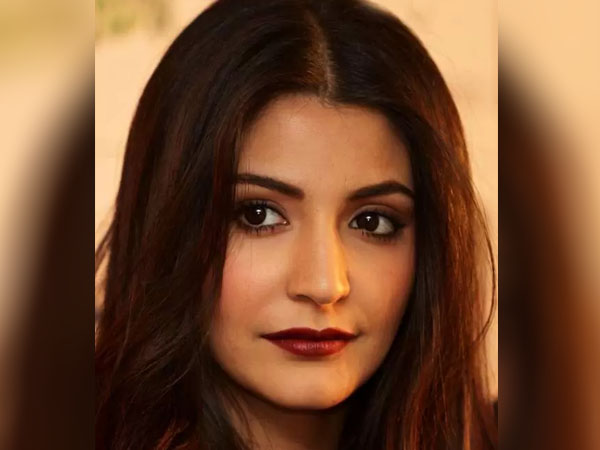 डार्क मैरून लिपस्टिक