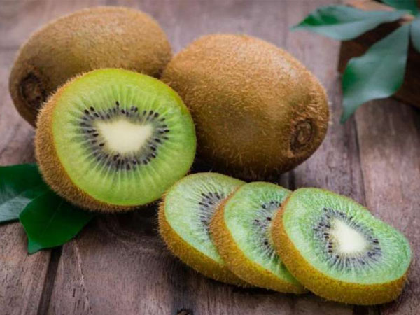 टैनिंग दूर करने के लिए इस्तेमाल करें कीवी