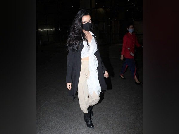 Shraddha Kapoor And Parineeti Chopra Flaunt Style In Long Overcoat At Airport