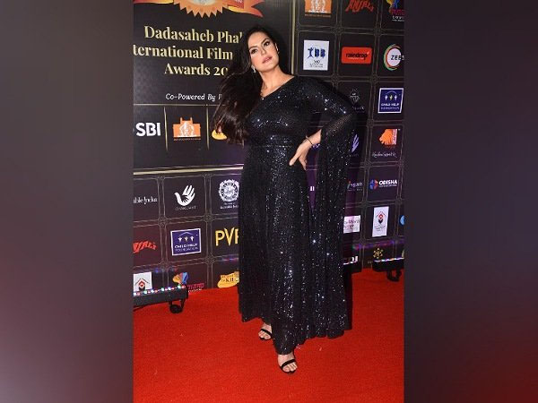 एक ब्लैक वन-शोल्डर गाउन में ज़रीन खान