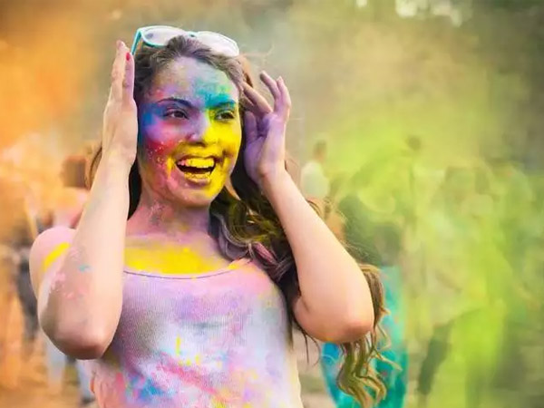 हर्बल रंगों से खेलें होली