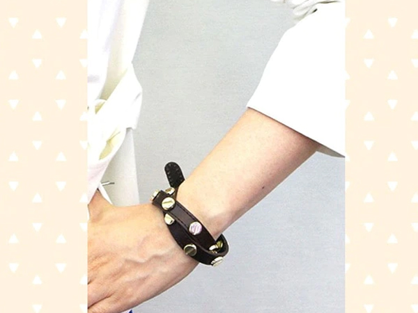 पहनें लेदर ब्रेसलेट