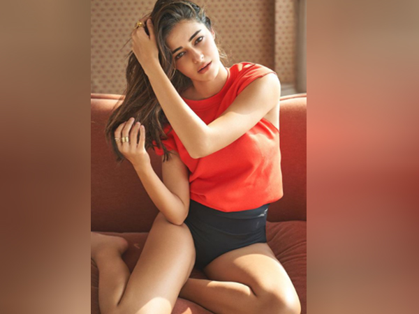 ऑरेंज टीशर्ट में अनन्या पांडे